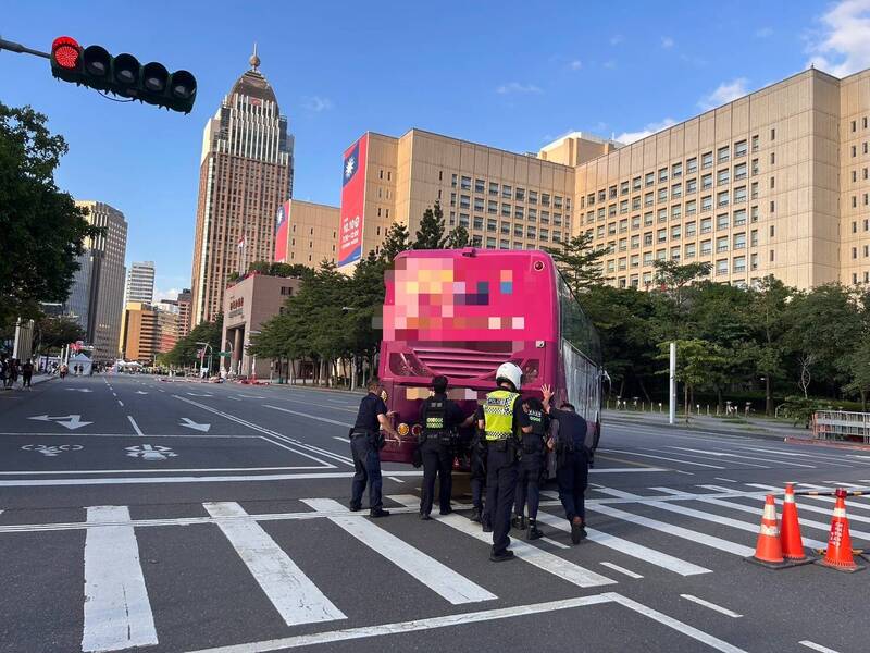 北市府前遊覽車突拋錨 警合力推車解危機