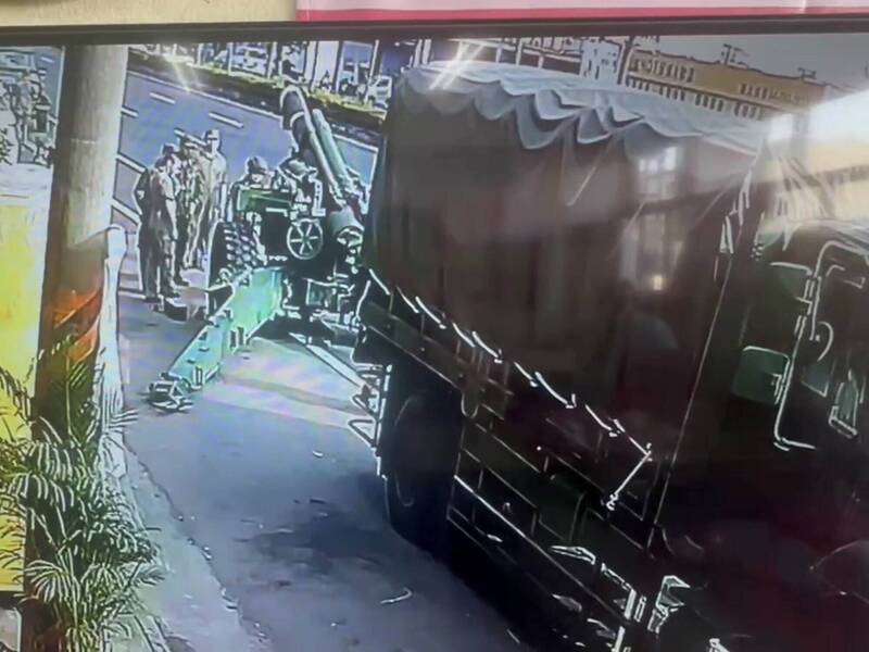 國軍155榴彈砲車爆胎! 彰化花壇居民開「堆高機」即刻救援