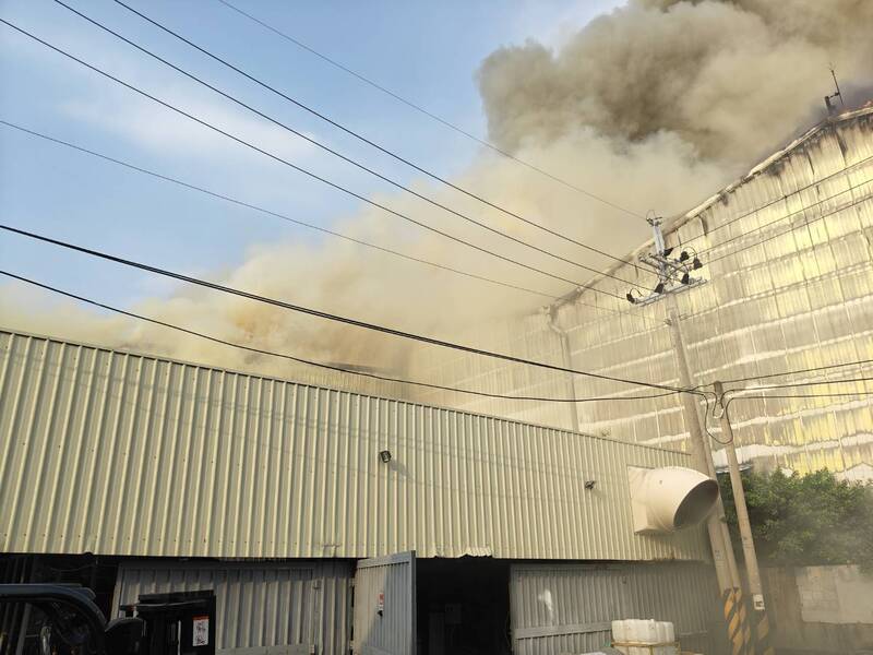 [新聞] 廢棄物達5公尺高！高雄岡山綠能公司大火 - 八卦 - PTT.BEST 批踢踢爆文 2