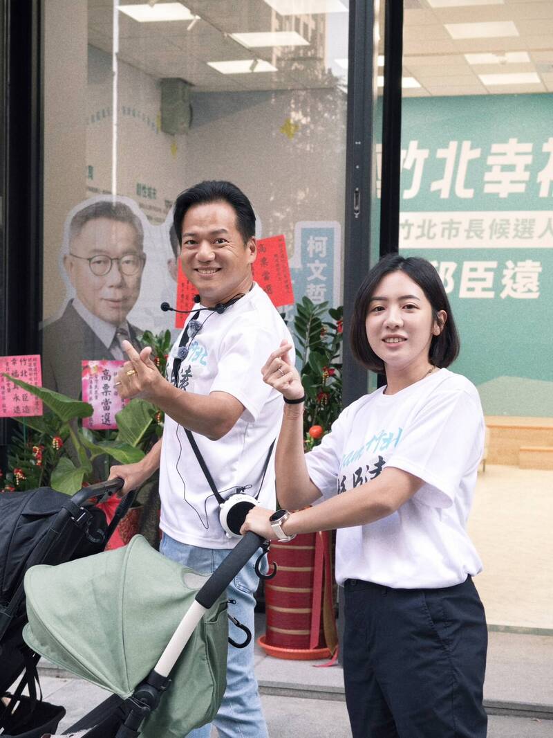 學姐黃瀞瑩跨區力挺邱臣遠 推嬰兒車、單車夜騎實測「人本交通」