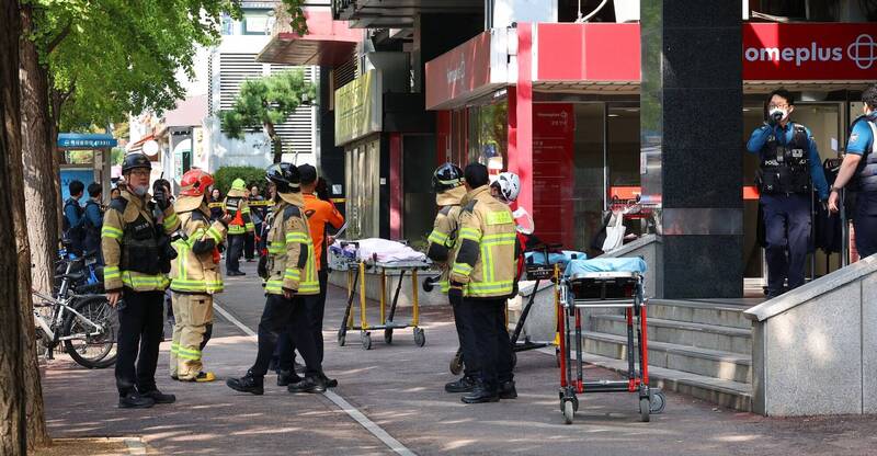 韓男雙手綁刀狂砍8人衝向電影院!美食廣場顧客和老闆奮勇制伏