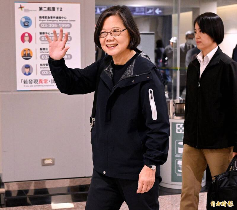 蔡英文回台灣了!機上靠「暈碳神器」補眠 落地親揭訪美核心