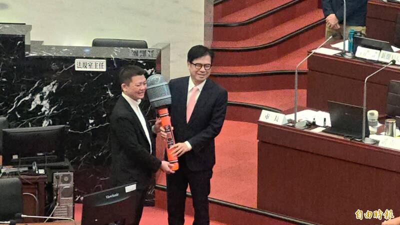 沒有最大只有更大 陳其邁總質詢收下第三支「大麥」