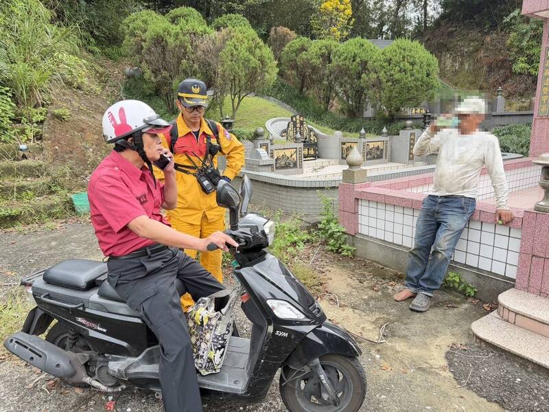 「走不出來!」老翁墓園除草迷途10小時 消防陸空大搜救傳好消息