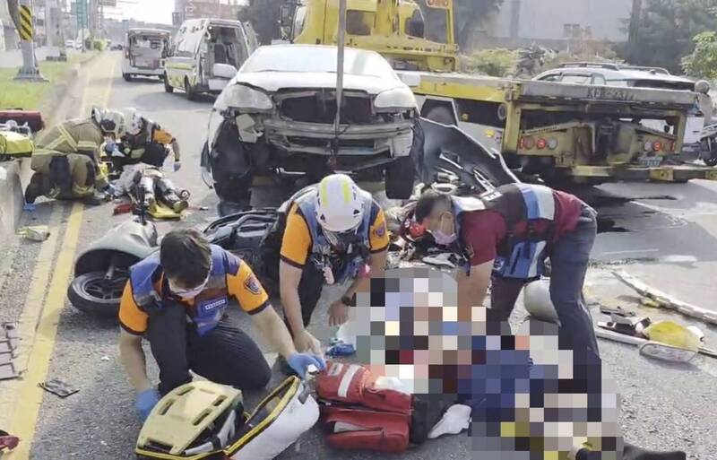台南轎車迴轉撞2機車 1傷、1命危