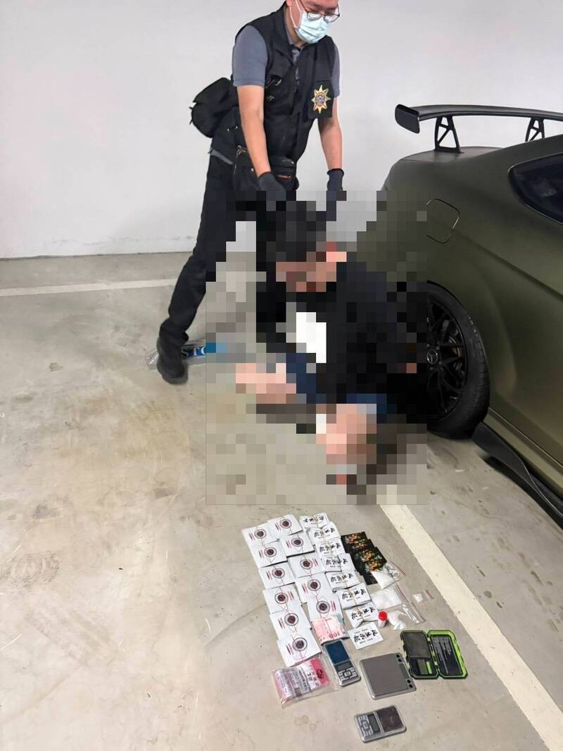 警方攻坚抓人，查扣市价30万元毒品。（记者许国桢翻摄）