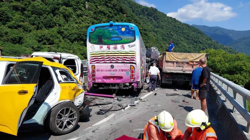 蘇花改5車連環撞 小客車遭貨車、大客車夾擊 5人送醫1不治