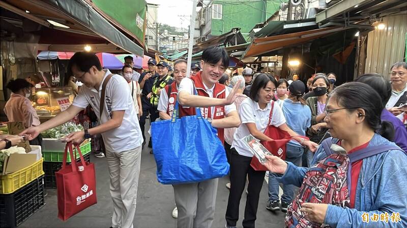 台灣前進陣線的4個政黨到基隆安樂市場拜票,力挺台灣基進議員參選人吳程澤。(記者盧賢秀攝)