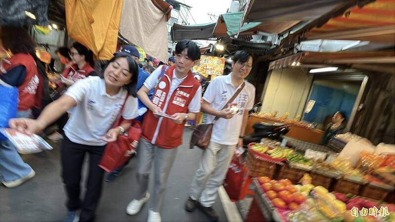 台灣前進陣線的4個政黨到基隆安樂市場拜票,力挺台灣基進議員參選人吳程澤。(記者盧賢秀攝)