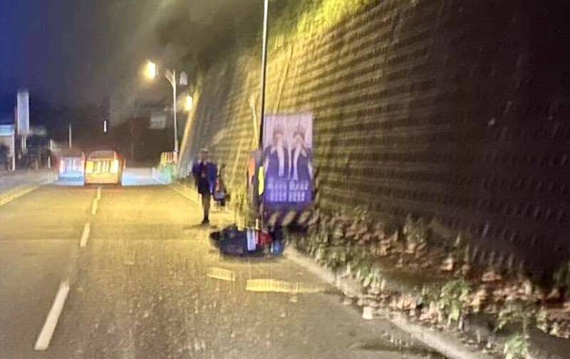 警方到场有看到帮忙打灯光的陈姓骑士。（埔里警方提供）