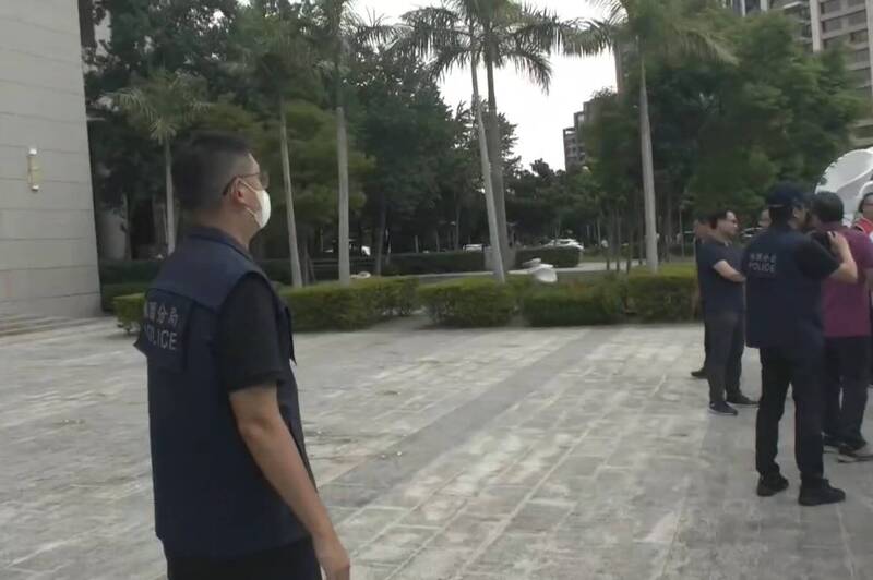 不满桃园地院4度驳回解散长荣航勤企业工会案，长荣航勤基层员工及桃园市产业总工会等单位，14日前往桃园地院抗议，过程中有人突朝法院丢掷鸡蛋，立即被桃园警分局员警制止。（记者郑淑婷翻摄）