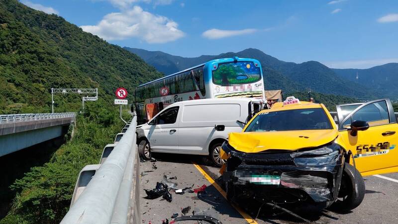 蘇花改南澳到和平段北上5車連環撞封閉 預計下午3點恢復通行