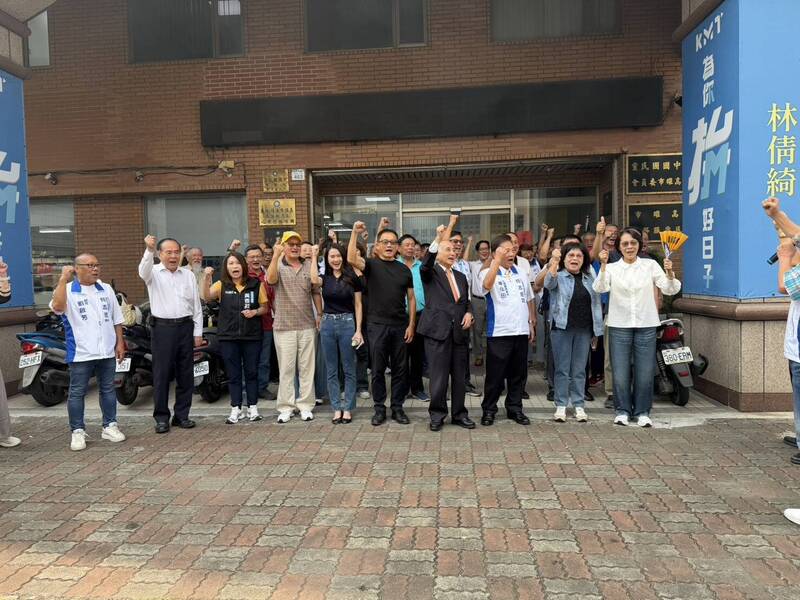 王金平帶隊鳴炮巡禮 柯志恩競總今入厝