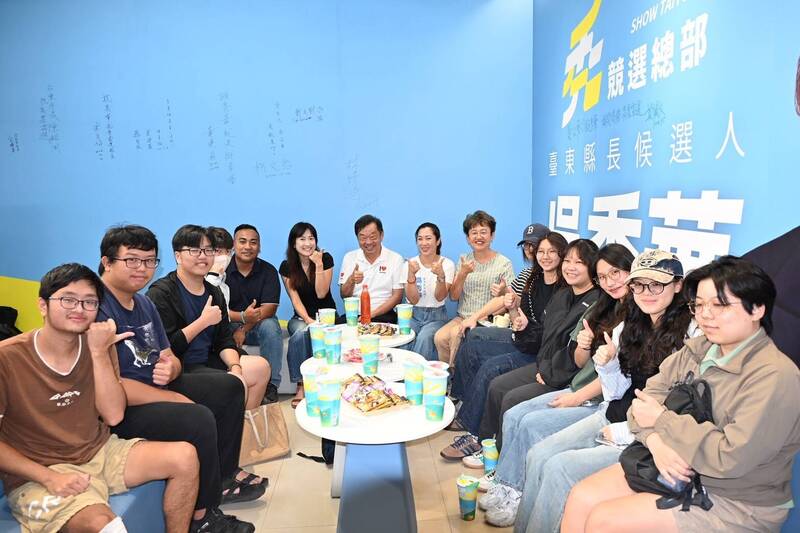 吳秀華與東大學生交流 透露選情穩定領先
