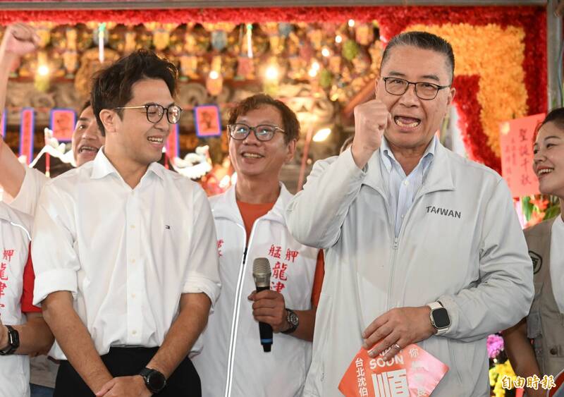 徐國勇與沈伯洋同台現身，兩人互動熱絡。（記者林正堃攝）