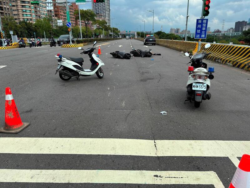 新北市永和今天上午发生一起死亡车祸，警方获报到场进行交管。（记者陆运锋翻摄）