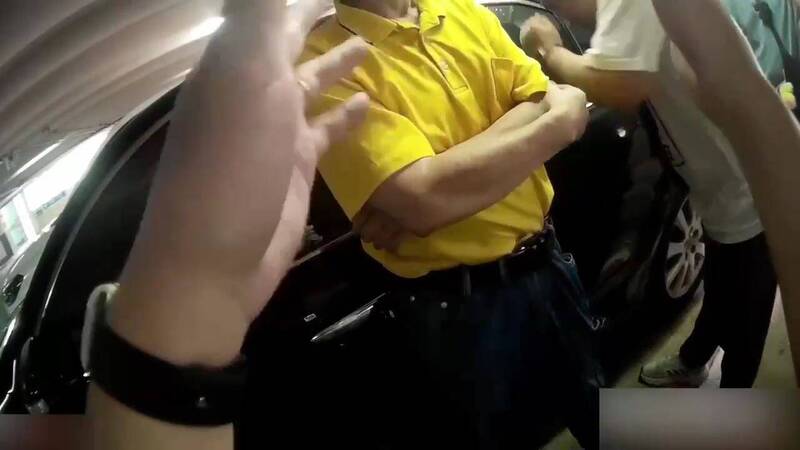警方逮捕前来取款的黄姓男子。（记者姚岳宏翻摄）