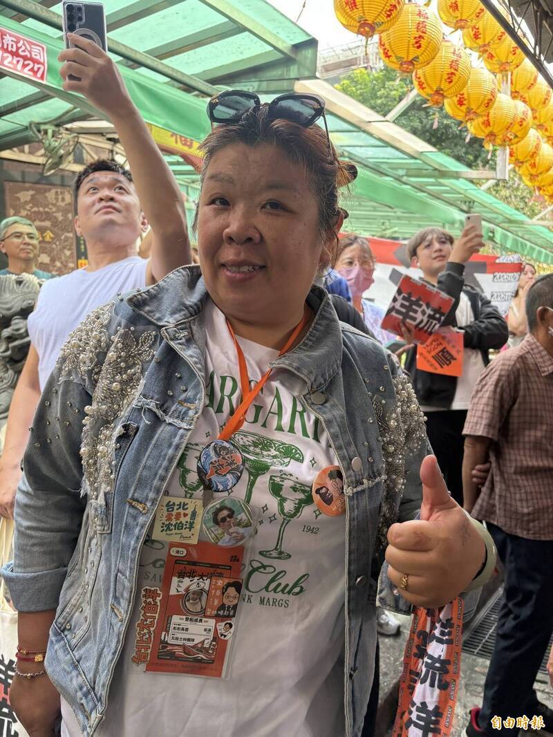 沈伯洋萬華參香人氣旺 支持者全身應援小物、盼他好好休息