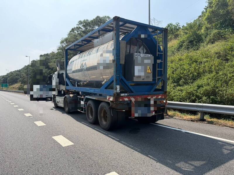 國3南向清水段聯結車擦撞 車上載「化骨水」化學署急到場