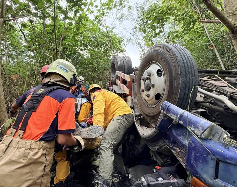 失速貨車 上坡疑突熄火墜落邊坡釀1死