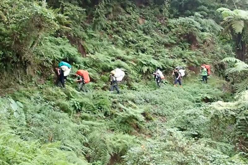 清運縱走隊!玉山瓦拉米清出百公斤垃圾 巡山員走15公里揹下山