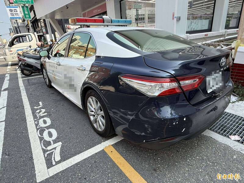 獨家》車停格內被開紅單!駕駛挨罰氣炸 直擊警車也「這樣停」