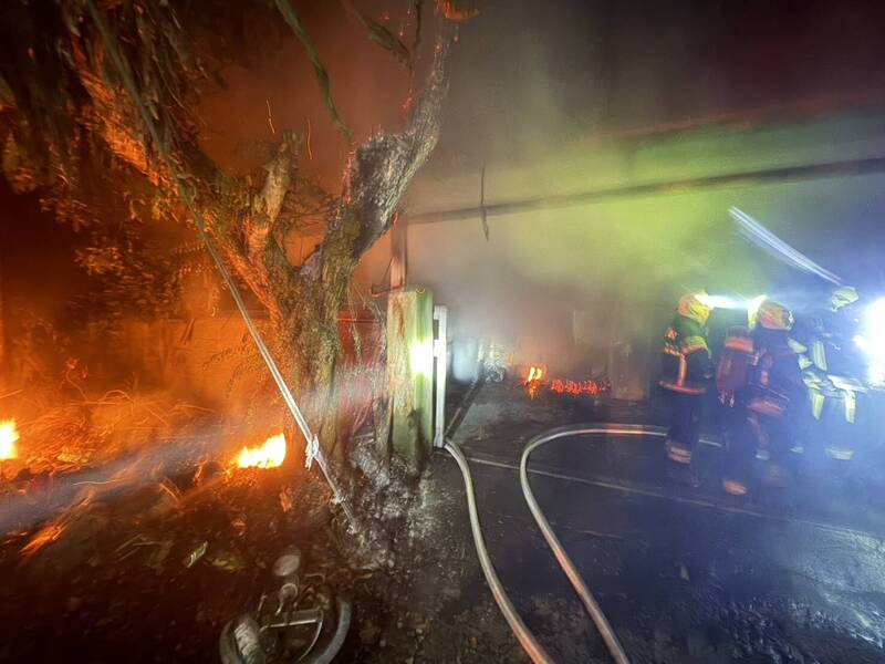 包括吉安、仁里、花蓮各分隊派18車28名警消、30名義消到場灌救，趕到現場時一樓已全面燃燒。（消防局提供）