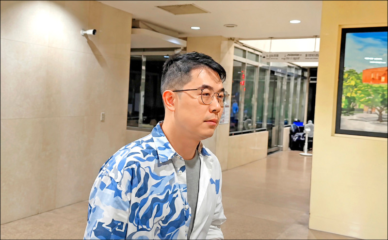 坤侑科技負責人江家德25萬元交保，限制出境、出海。（記者劉詠韻攝）