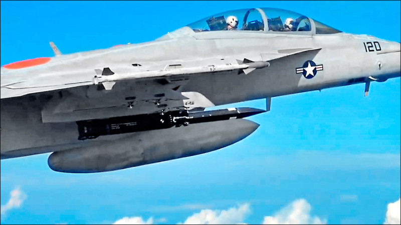 美國海軍正計畫讓航空母艦艦載戰機配備相對低成本的新型「黑鬍」極音速飛彈，將對中國軍艦及沿海軍事設施的防空系統構成嚴峻挑戰，同時也是美軍為防備台海爆發衝突時，長程精準彈藥可能迅速耗盡所作出的重大戰略部署。（取自社群平台X）