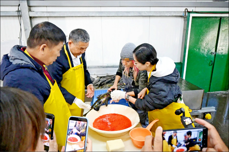 繼俄羅斯總統普廷8月首次造訪擇捉島後，中國黑龍江省政府及企業界組成的代表團，近日也登上日本主張擁有主權的「北方四島」之一擇捉島，考察飯店開發及海產養殖等投資計畫，被視為是中俄聯手牽制日本的新動向。（法新社）