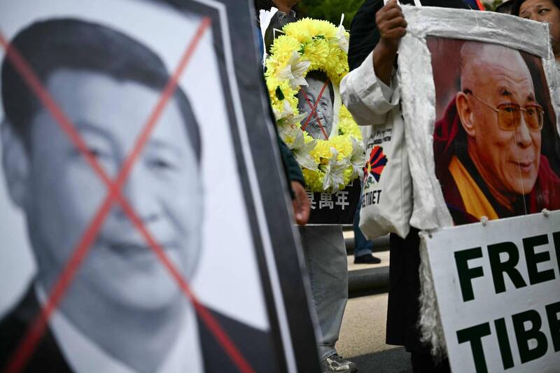 2026年9月24日，在華盛頓特區舉行的一場反對習近平國家訪問的「自由西藏」抗議活動中，群眾手持達賴喇嘛與中國國家主席習近平的照片，其中習近平的照片被劃叉。（法新社資料照）