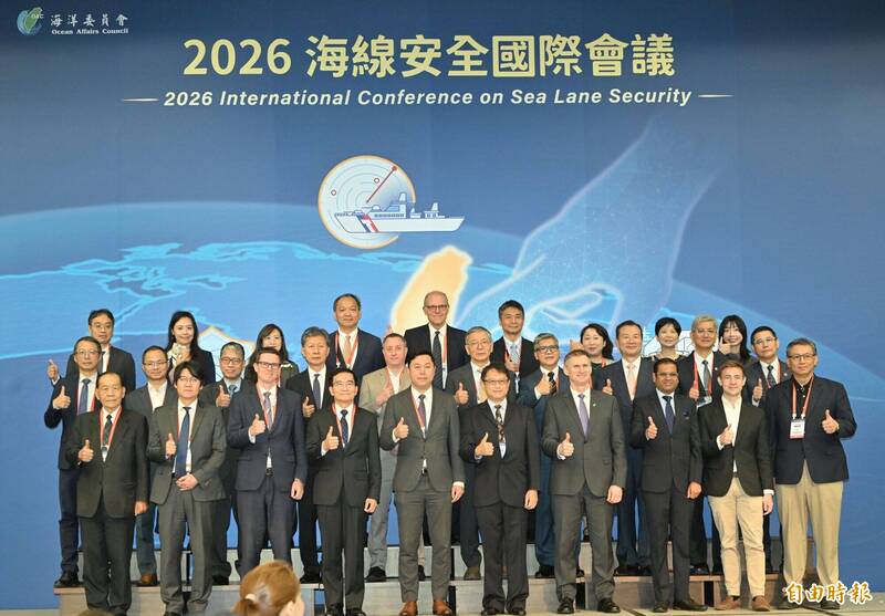 國安會副秘書長李問，出席『海委會2026海線安全國際會議』並致詞，會中並與出席來賓一同合影。（記者田裕華攝）