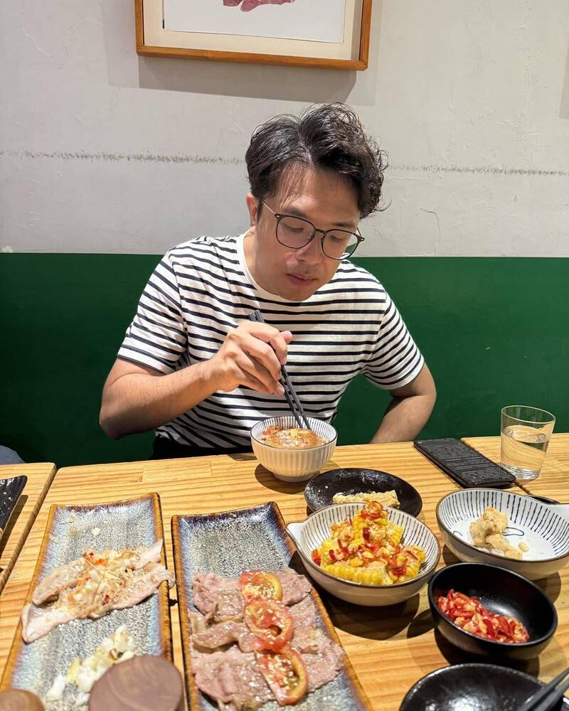 造勢狂跑餓到深夜! 沈伯洋走訪「家吶子台式居酒屋」喊:活過來了