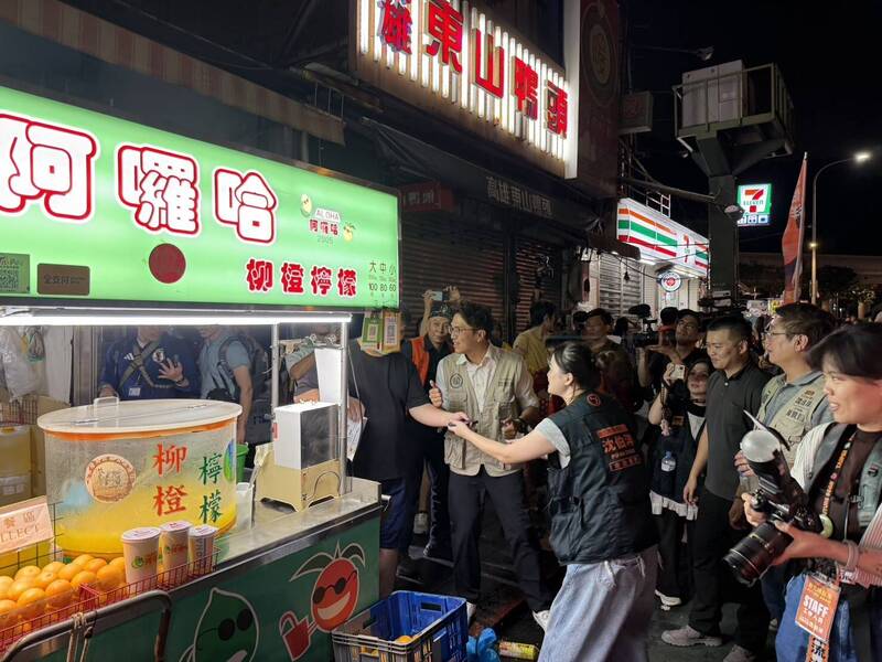 沈伯洋士林夜市掃街逾4小時至深夜 支持者貼心壓低音量靜音擊掌