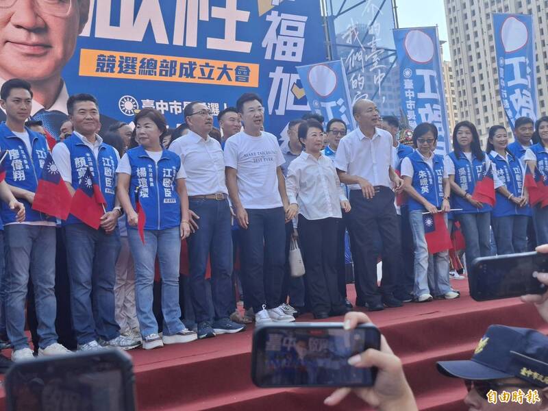 國民黨中市長參選人江啟臣（左五）不只要跑自己的活動，還要跑小雞競總成立活動。
（記者蘇金鳳攝）