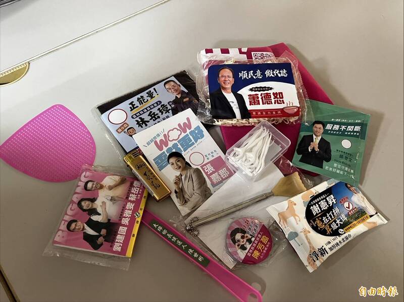 選舉小物大開箱!麵條、去濕氣茶包、DIY漆扇 拚創意搶人氣