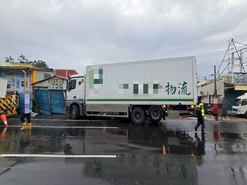吸食喪屍煙彈開大貨車自撞電桿、鐵皮屋 物流駕駛判刑1年半