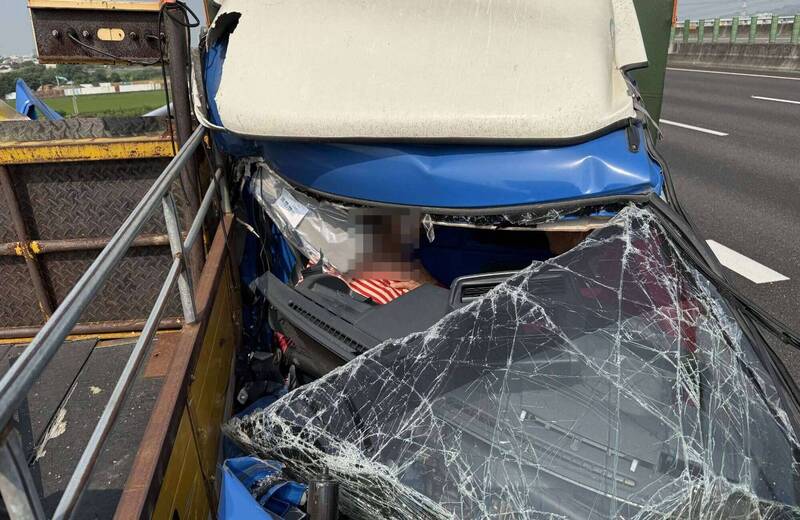 國3彰化路段重大車禍! 小貨車猛撞工程車車頭全爛婦人慘死