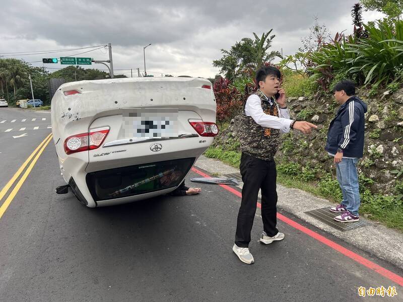 男駕車失控「四輪朝天」腳卡方向盤受困 熱心里長路過神救援