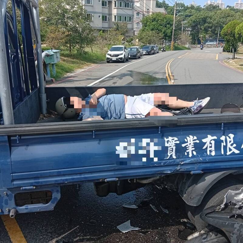 離奇!新竹男大生騎車下坡猛撞小貨車 拋飛摔進車斗