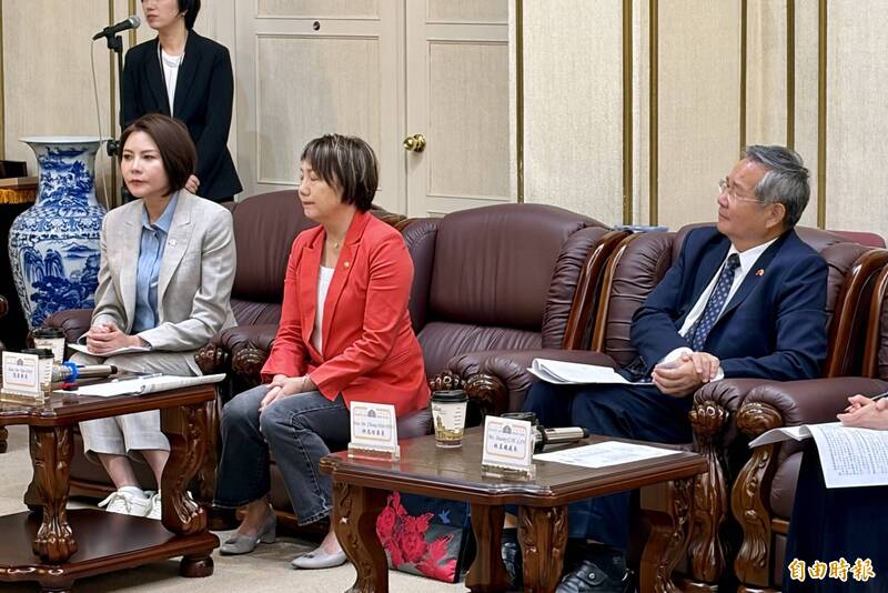 隨韓國瑜接見加國國會議員團的國民黨黨團代表立委陳菁徽、民進黨黨團代表立委范雲，以及民眾黨黨團代表立委許忠信（由左至右）。（記者陳治程攝）