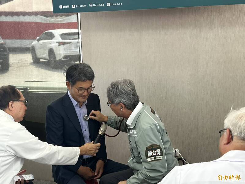 醫界集結挺劉建國!王正旭送「聽診器」 期許謙卑傾聽民意