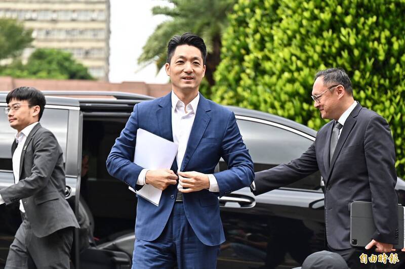 蔣萬安赴行政院會談松機遷建不給提問 網酸:這題沒背到拒答