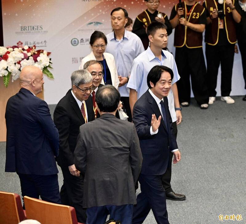 總統賴清德（右一）、中研院長陳建仁（右三）、台大校長陳文章（右二）等人12日出席台灣橋樑計畫閉幕式。（記者羅沛德攝）