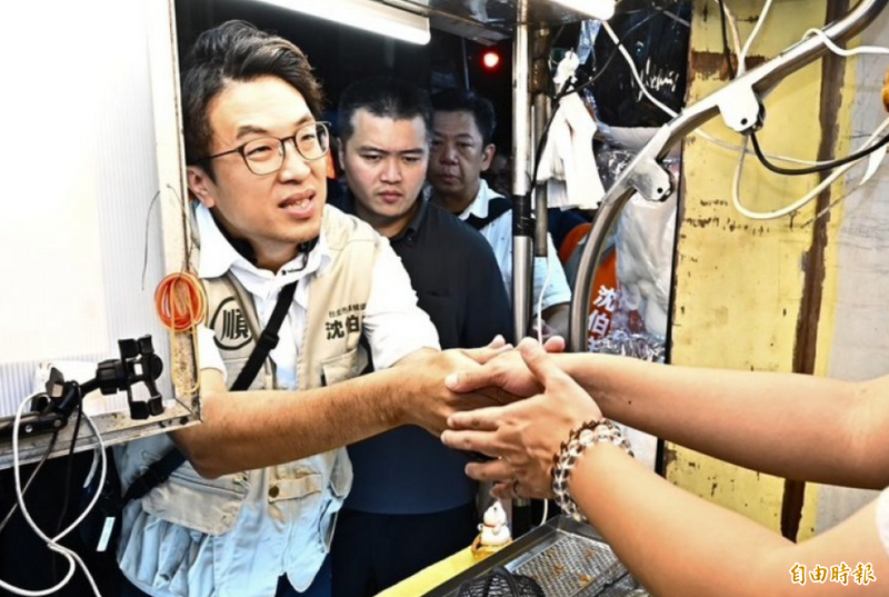 深夜11點半掃街!沈伯洋遇小朋友「約戰」陀螺 網讚「1動作」太細心
