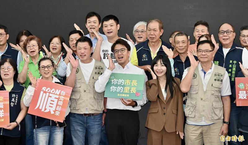 大選倒數44天!沈伯洋合體基層里長拍形象照 強化陸戰拚扎根