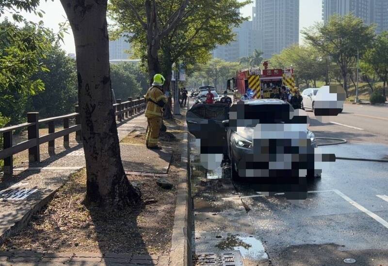 驚!高雄火燒車驚見2焦屍 車停路邊還在發動