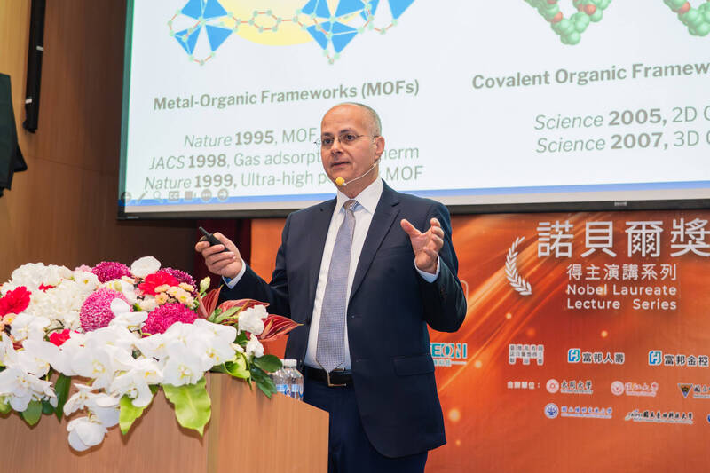 像海綿從空氣「抓水」 諾貝爾獎得主亞基台大談新材料抗旱減碳