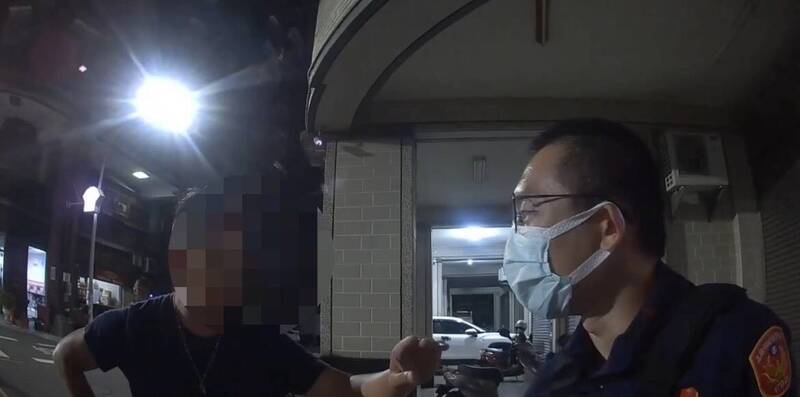 火大馬路摔水瓶也不行!警:最重可罰2900元