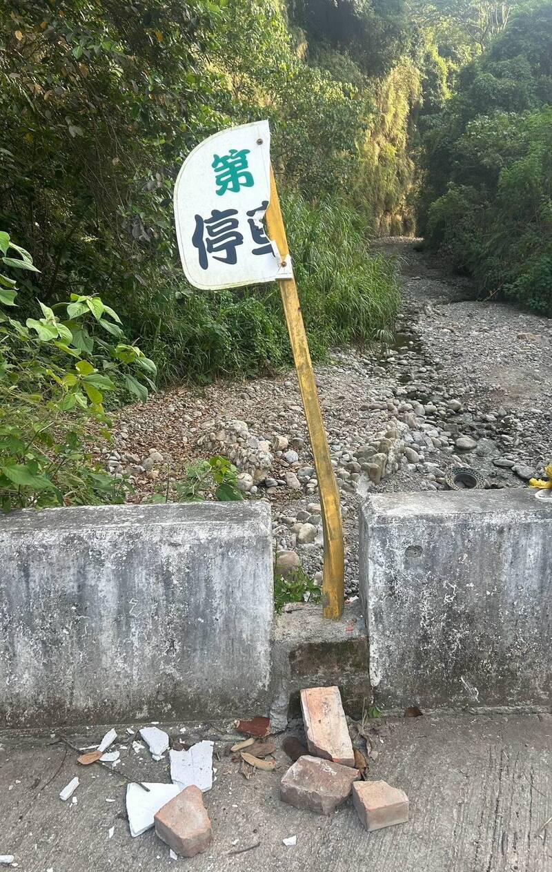 檢舉傾倒廢土遭報復?霧峰山區指示牌驚見被撞壞 議員李天生要求徹查